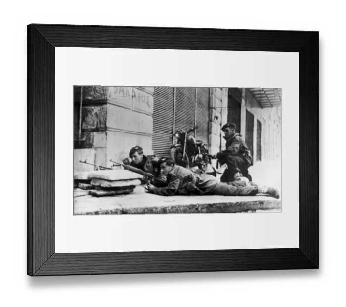 Framed Print : British army troops involved in street fighting in Athens