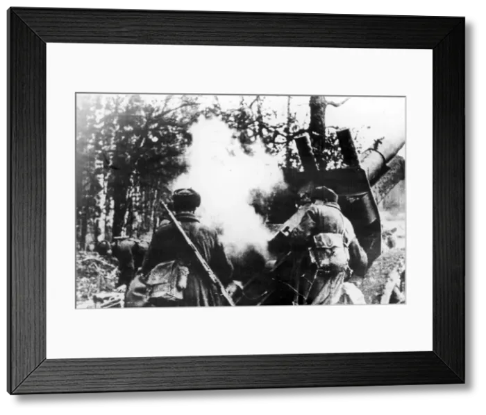 Framed Print : Soviet heavy guns in action the battle against the German Army during the Second World Framed Print : Soviet heavy guns in action the battle against the German Army during the Second World