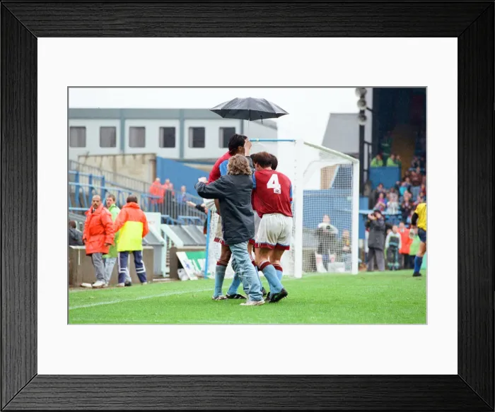 Framed Print : Wimbledon 2-3 Aston Villa, league match at Plough Lane, Saturday 3rd October 1992 Framed Print : Wimbledon 2-3 Aston Villa, league match at Plough Lane, Saturday 3rd October 1992