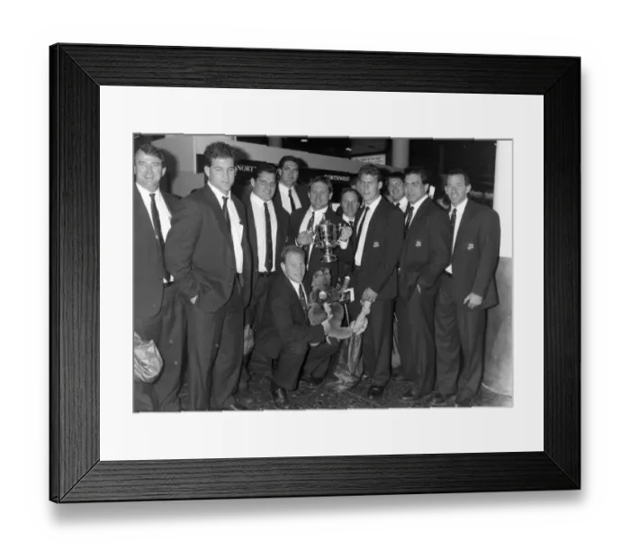 Framed Print : The Australian Rugby Union team pose with the Webb Ellis Cup at Gatwick Airport following