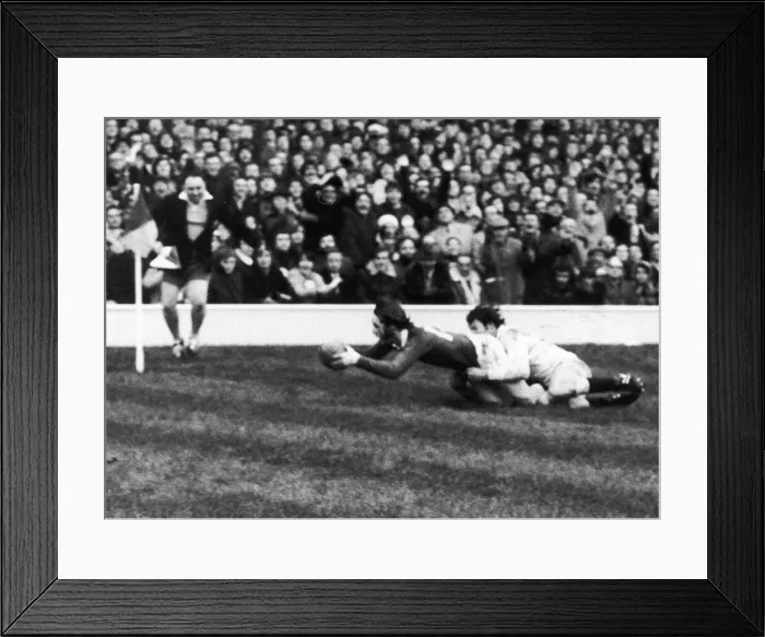Framed Print : Five Nation Championship England v Wales Tickenham 15th January 1972 Despite an