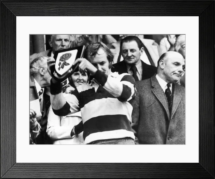 Framed Print : David Duckham seen displaying the plaque after Coventry defeated Bristol in the Club Framed Print : David Duckham seen displaying the plaque after Coventry defeated Bristol in the Club