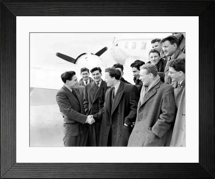 Framed Print : The Irish team seen here arriving at Cardiff Airport for their Five Nations match against Framed Print : The Irish team seen here arriving at Cardiff Airport for their Five Nations match against