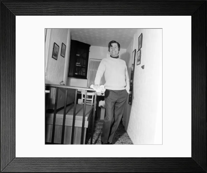 Framed Print : Reg Varney, actor, pictured at home, 20th August 1971. Reg is a DIY enthusiast Framed Print : Reg Varney, actor, pictured at home, 20th August 1971. Reg is a DIY enthusiast