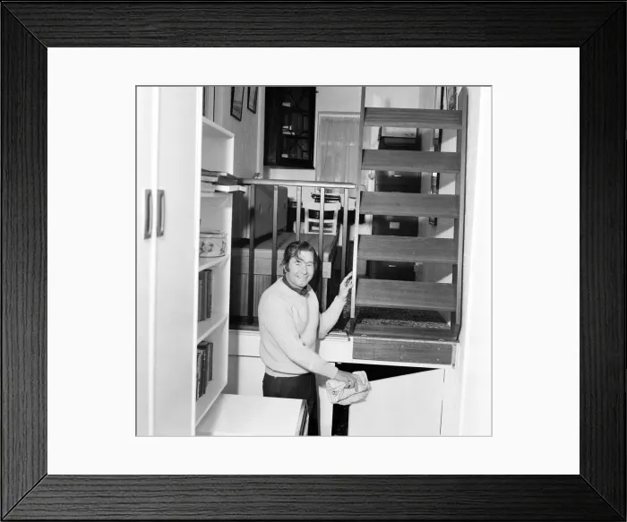 Framed Print : Reg Varney, actor, pictured at home, 20th August 1971. Reg is a DIY enthusiast Framed Print : Reg Varney, actor, pictured at home, 20th August 1971. Reg is a DIY enthusiast