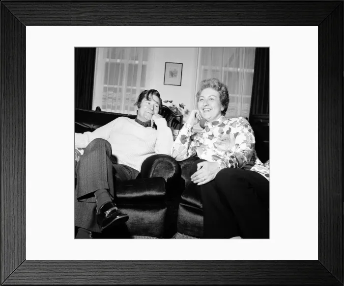 Framed Print : Reg Varney, actor, pictured at home with his wife Lilian. 20th August 1971 Framed Print : Reg Varney, actor, pictured at home with his wife Lilian. 20th August 1971
