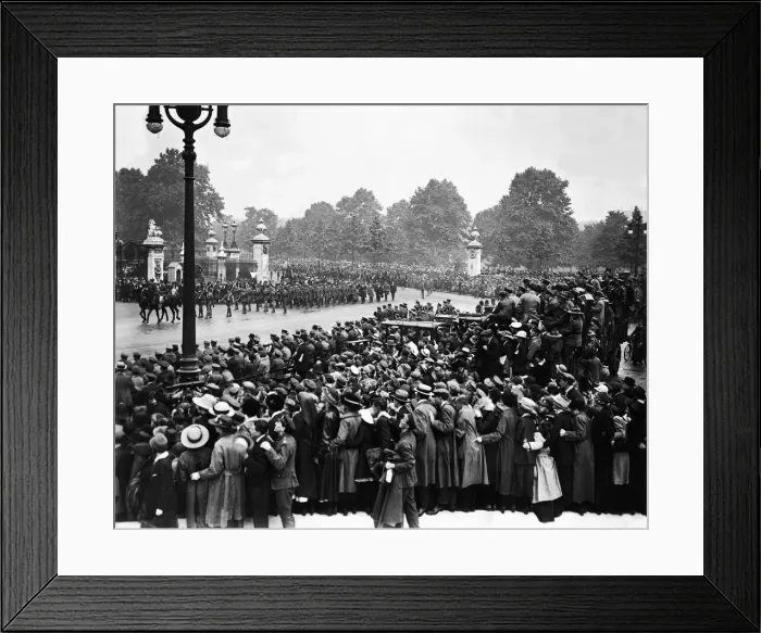 Framed Print : British and Allied troops seen here march passed Buckingham Palace during the Victory