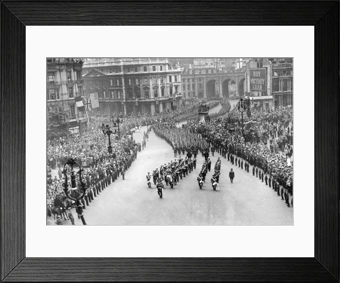 Framed Print : British and Allied troops seen here march through Trafalgar Square during the Victory Framed Print : British and Allied troops seen here march through Trafalgar Square during the Victory