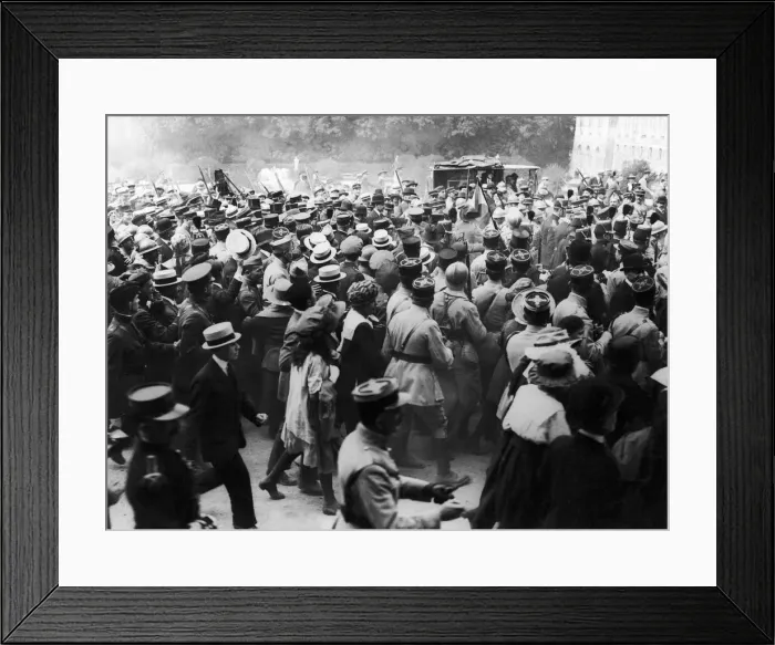 Framed Print : Crowds in the grounds of the Palace of Versailles shortly after the signing of the peace Framed Print : Crowds in the grounds of the Palace of Versailles shortly after the signing of the peace