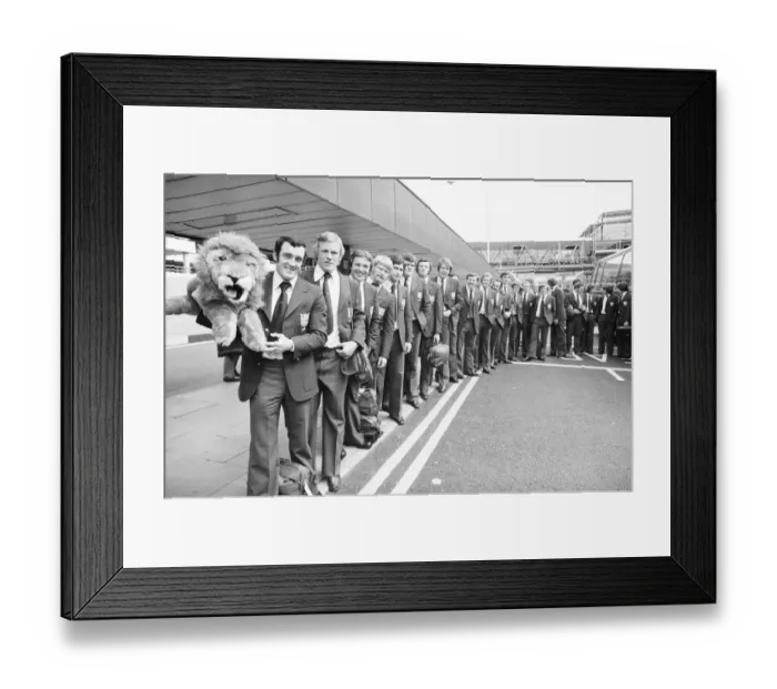 Framed Print : British Lions seen here at Heathrow Airport on their way to New Zealand 10th May 1977