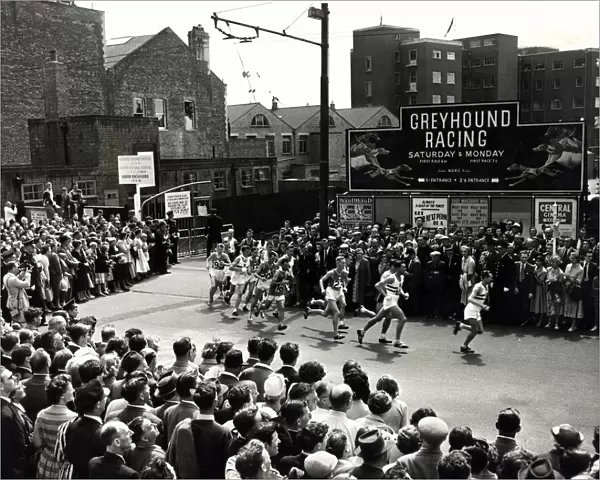 Sport - Empire - Commonwealth Games - Cardiff - 1958 - Competitors in the marathon race