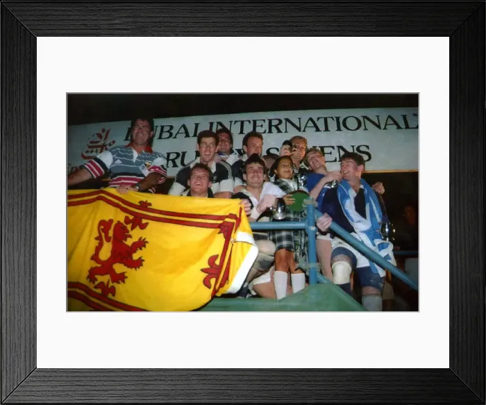 Framed Print : Scotland Rugby November 1992 Scotlands rugby heroes celebrate with the trophy