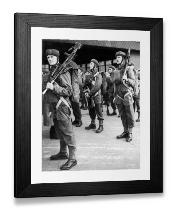 Framed Print : British paratroops in training, ready for flight during the Second World War Framed Print : British paratroops in training, ready for flight during the Second World War