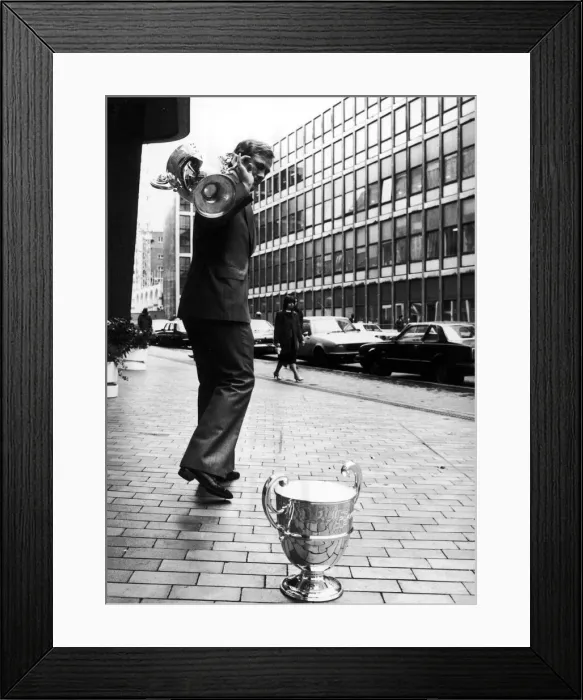 Framed Print : Leicester Rugby Union captain Peter Wheeler walks off with the old John Player Cup which Framed Print : Leicester Rugby Union captain Peter Wheeler walks off with the old John Player Cup which