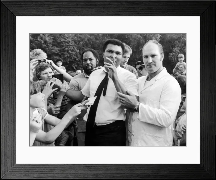 Framed Print : Muhammad Ali visits retired boxer Jack Bodell at his Fish and Chip Shop in Coventry Framed Print : Muhammad Ali visits retired boxer Jack Bodell at his Fish and Chip Shop in Coventry