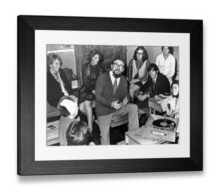 Framed Print : Evening classes at East Kilbride High School gets free entertainment from folk singers