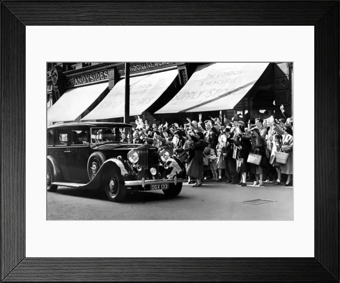 Framed Print : Crowds lined the pavement in Grainger Street, Newcastle to cheer Winston Churchill as he