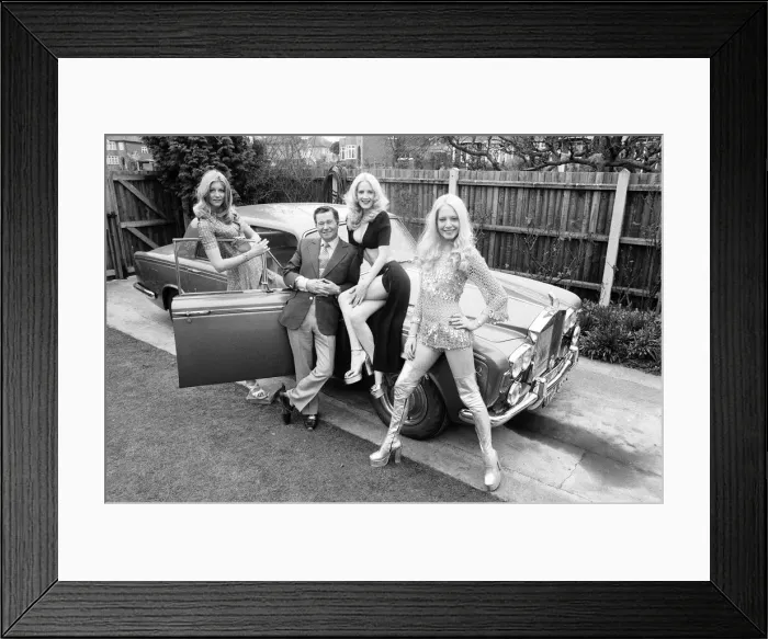 Framed Print : Reg Varney, actor, poses with three models, Lia, Flanagan and Vee Brooks Framed Print : Reg Varney, actor, poses with three models, Lia, Flanagan and Vee Brooks