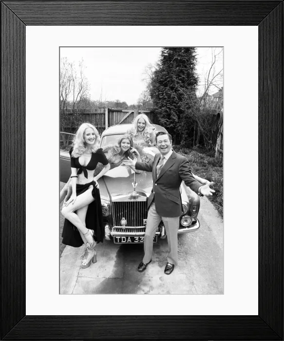 Framed Print : Reg Varney, actor, poses with three models, Lia, Flanagan and Vee Brooks