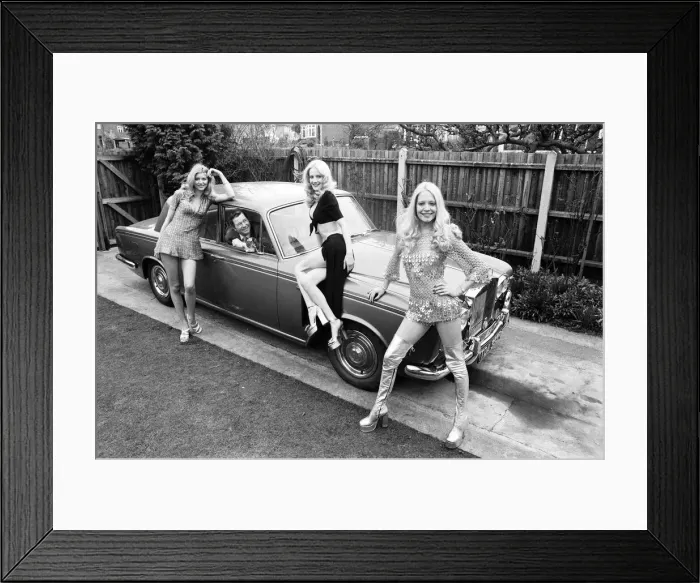 Framed Print : Reg Varney, actor, poses with three models, Lia, Flanagan and Vee Brooks Framed Print : Reg Varney, actor, poses with three models, Lia, Flanagan and Vee Brooks