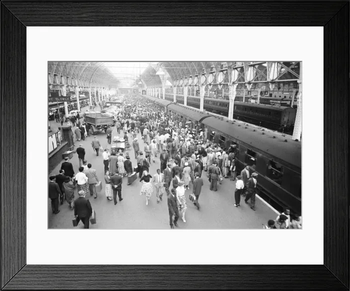 Framed Print : 700 West Indian immigrants arrive at Paddington Station, London Framed Print : 700 West Indian immigrants arrive at Paddington Station, London