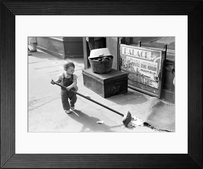 Framed Print : London Kids, children seen here playing in the street during the spring of 1941 Circa May