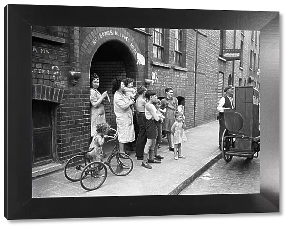 Barral organ performs in the streets of Whitechapel, London, Circa 1947