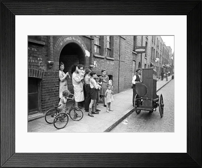 Framed Print : Barral organ performs in the streets of Whitechapel, London, Circa 1947 Framed Print : Barral organ performs in the streets of Whitechapel, London, Circa 1947