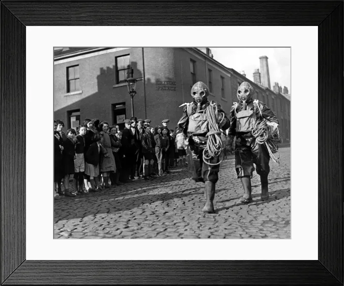 Framed Print : Air Raid Precaution Wardens take part in a pre-war exercise in the Scotwood Road area of Framed Print : Air Raid Precaution Wardens take part in a pre-war exercise in the Scotwood Road area of
