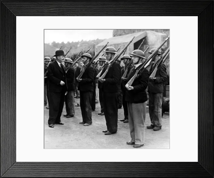 Framed Print : The Lord Mayor of Newcastle (Councillor A D Russell) inspecting men of the Home Guard