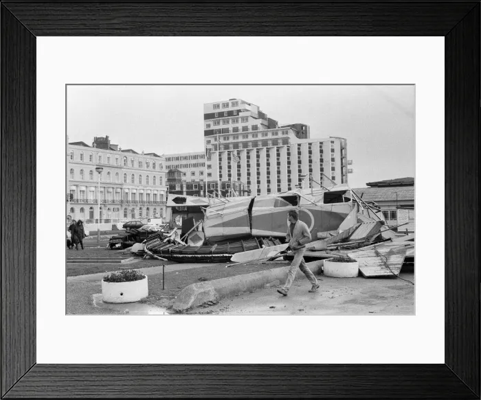 Framed Print : The 1987 Great Storm occurred on the night of 15?16th October 1987 Framed Print : The 1987 Great Storm occurred on the night of 15?16th October 1987
