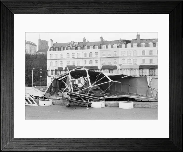 Framed Print : The 1987 Great Storm occurred on the night of 15?16th October 1987 Framed Print : The 1987 Great Storm occurred on the night of 15?16th October 1987