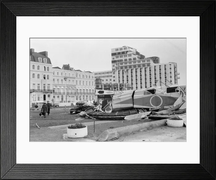 Framed Print : The 1987 Great Storm occurred on the night of 15?16th October 1987 Framed Print : The 1987 Great Storm occurred on the night of 15?16th October 1987
