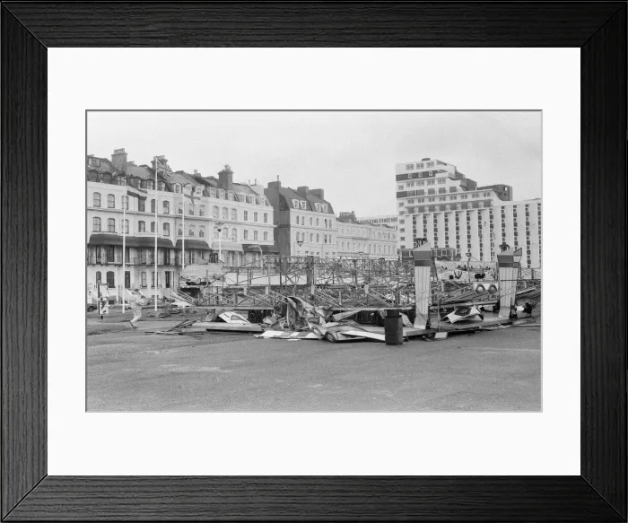 Framed Print : The 1987 Great Storm occurred on the night of 15?16th October 1987 Framed Print : The 1987 Great Storm occurred on the night of 15?16th October 1987