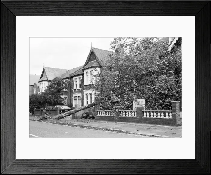 Framed Print : The 1987 Great Storm occurred on the night of 15 ? 16th October 1987