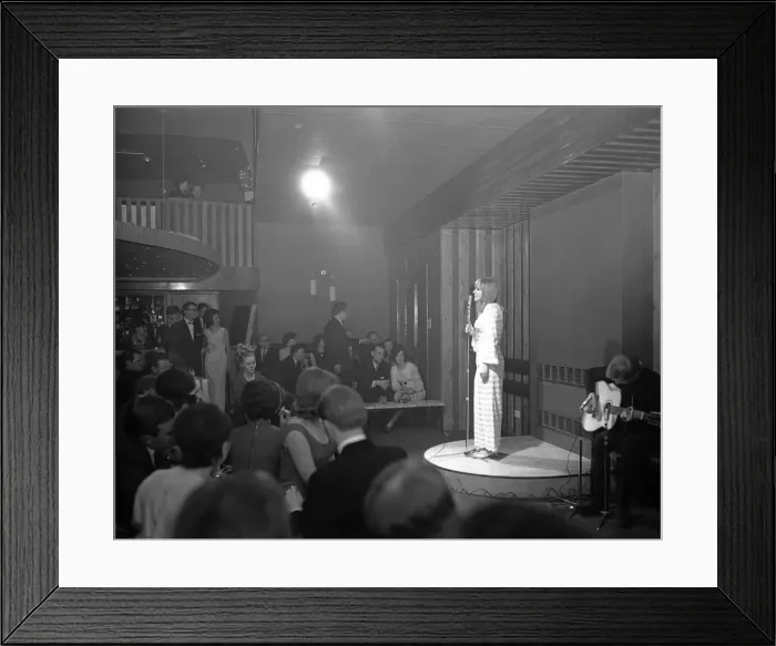 Framed Print : Marrianne Faithful seen here making her debut cabaret appearance at the Blue Nile Club