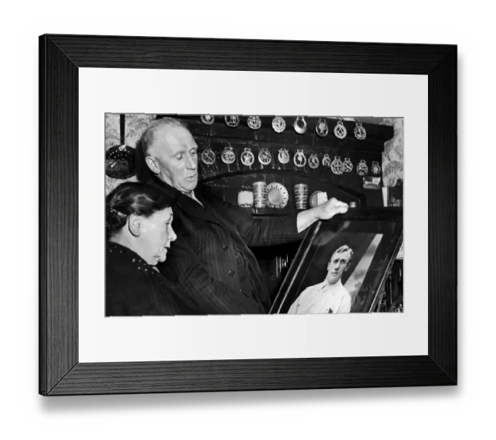 Framed Print : Former West Bromwich Albion and England footballer Jesse Pennington looking at a picture