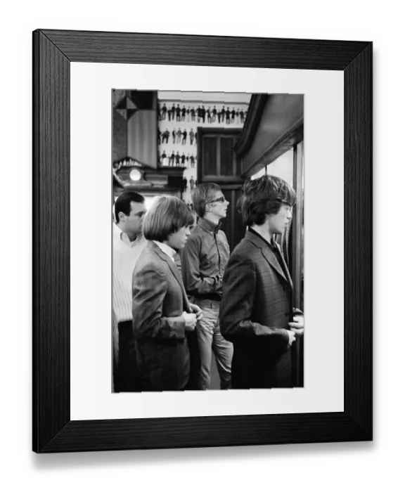 Framed Print : Brian Jones (l), Andrew Loog Oldham (centre) & Mick Jagger (r Framed Print : Brian Jones (l), Andrew Loog Oldham (centre) & Mick Jagger (r