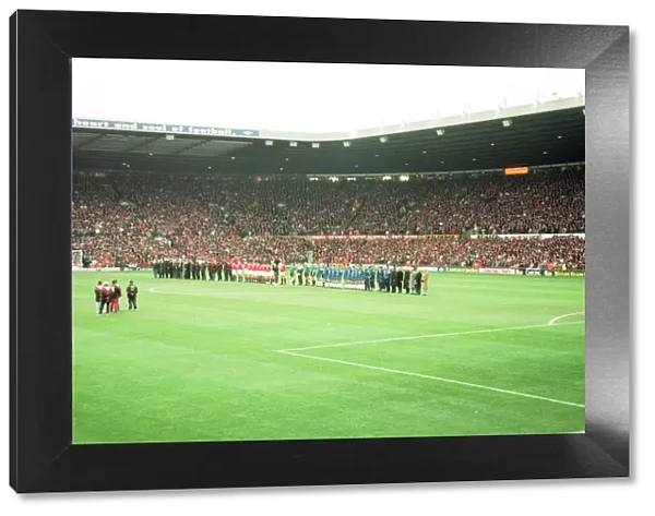 Manchester United and Everton players mark the death of Sir Matt Busby with a minutes