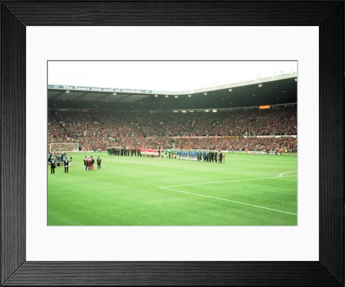Framed Print : Manchester United and Everton players mark the death of Sir Matt Busby with a minutes Framed Print : Manchester United and Everton players mark the death of Sir Matt Busby with a minutes