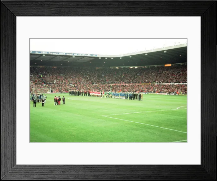 Framed Print : Manchester United and Everton players mark the death of Sir Matt Busby with a minutes Framed Print : Manchester United and Everton players mark the death of Sir Matt Busby with a minutes