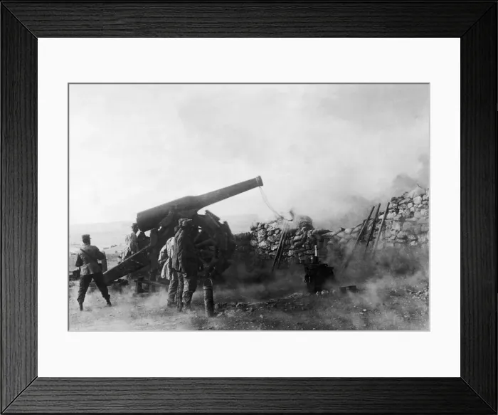 Framed Print : Italian Cannone da 149  /  35 artillery piece in action during the eighth battle for Isonzo