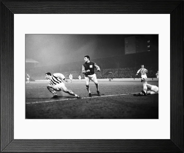 Framed Print : League cup Final First Leg match at Upton park. West Ham United 2 v West Bromwich Framed Print : League cup Final First Leg match at Upton park. West Ham United 2 v West Bromwich