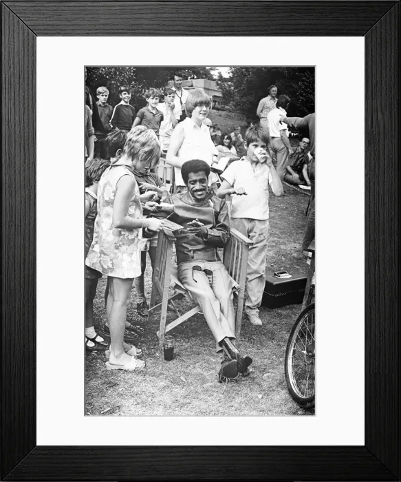 Framed Print : Sammy Davis Junior signing autographs whilst on location of One More Time Framed Print : Sammy Davis Junior signing autographs whilst on location of One More Time