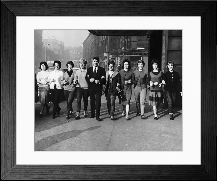 Framed Print : Andy Stewart singer at the Kings Theatre Edinburgh arm in arm with dancers girls from