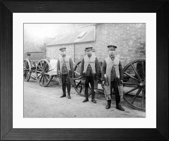 Framed Print : Soldiers of the Royal Artillery seen here wearing their jackets designed to carry 18Ib Framed Print : Soldiers of the Royal Artillery seen here wearing their jackets designed to carry 18Ib