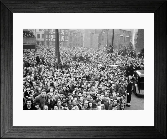 Framed Print : The Derby County team return home with the FA Cup trophy following their victory over Framed Print : The Derby County team return home with the FA Cup trophy following their victory over