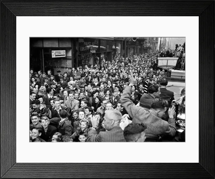 Framed Print : The Derby County team return home with the FA Cup trophy following their victory over Framed Print : The Derby County team return home with the FA Cup trophy following their victory over