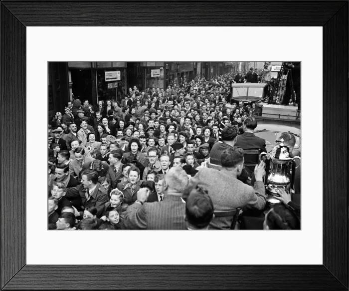Framed Print : The Derby County team return home with the FA Cup trophy following their victory over Framed Print : The Derby County team return home with the FA Cup trophy following their victory over