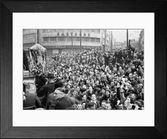 Framed Print : The Derby County team return home with the FA Cup trophy following their victory over